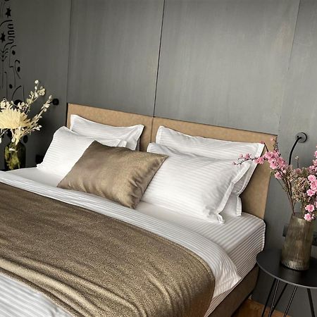 Arka Art Hotel Тирана Екстериор снимка A bed with bed linen