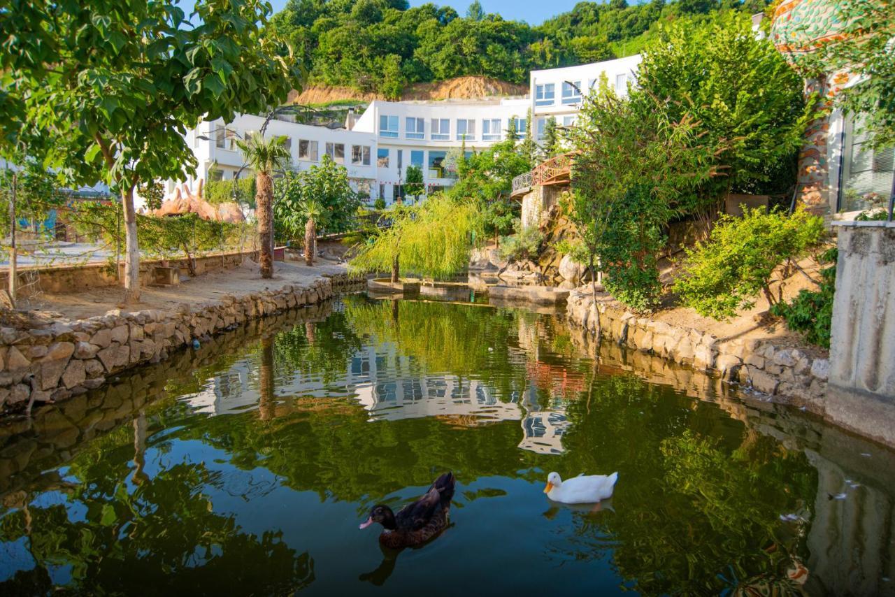Arka Art Hotel Тирана Екстериор снимка The duck pond