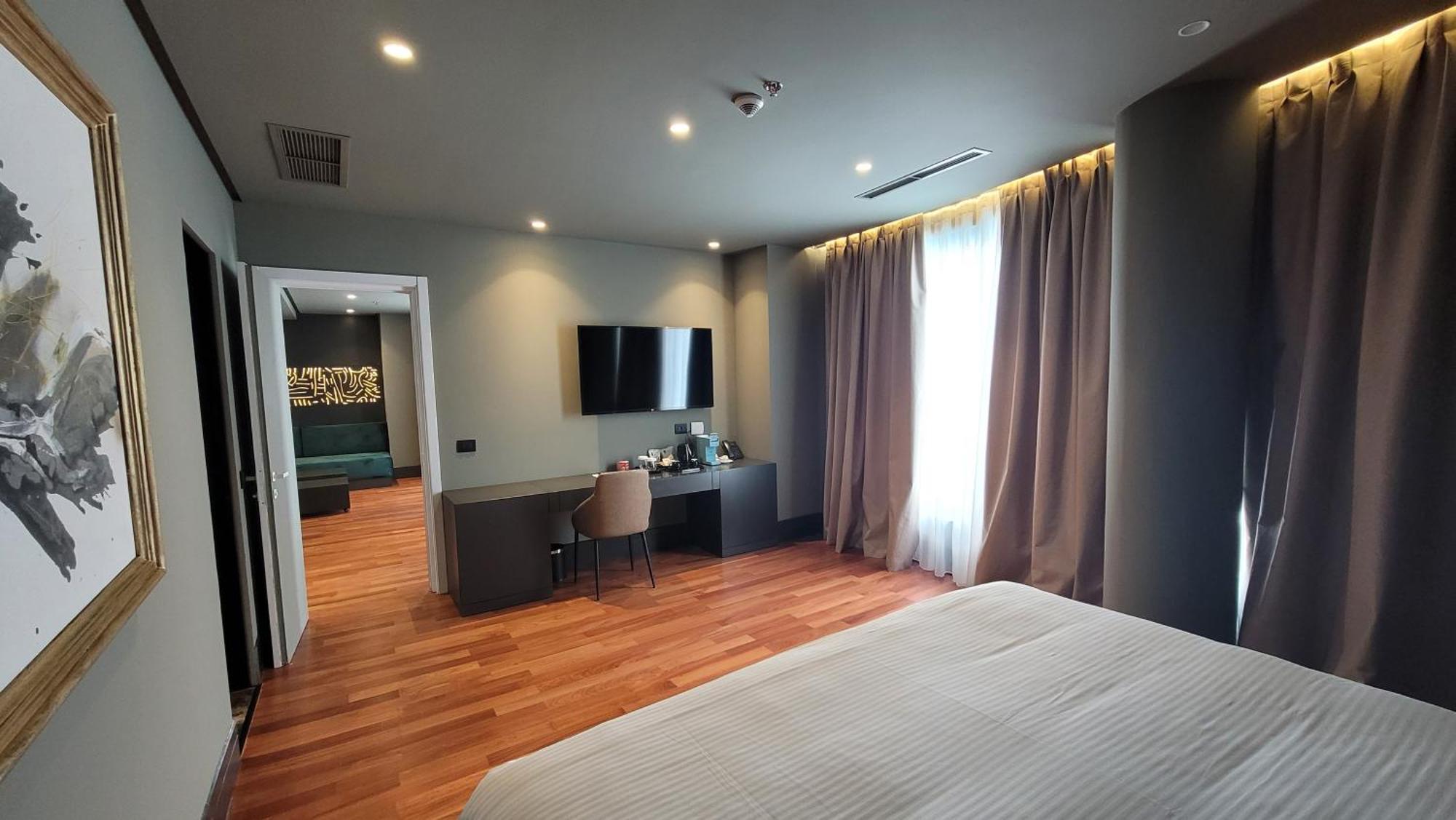 Arka Art Hotel Тирана Екстериор снимка Suite room