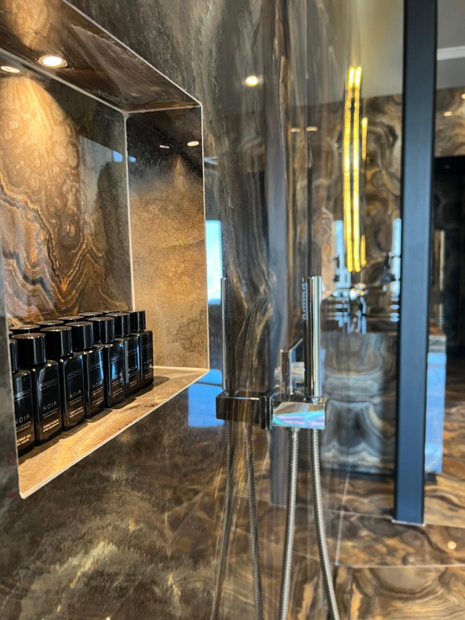 Arka Art Hotel Тирана Екстериор снимка A typical shower