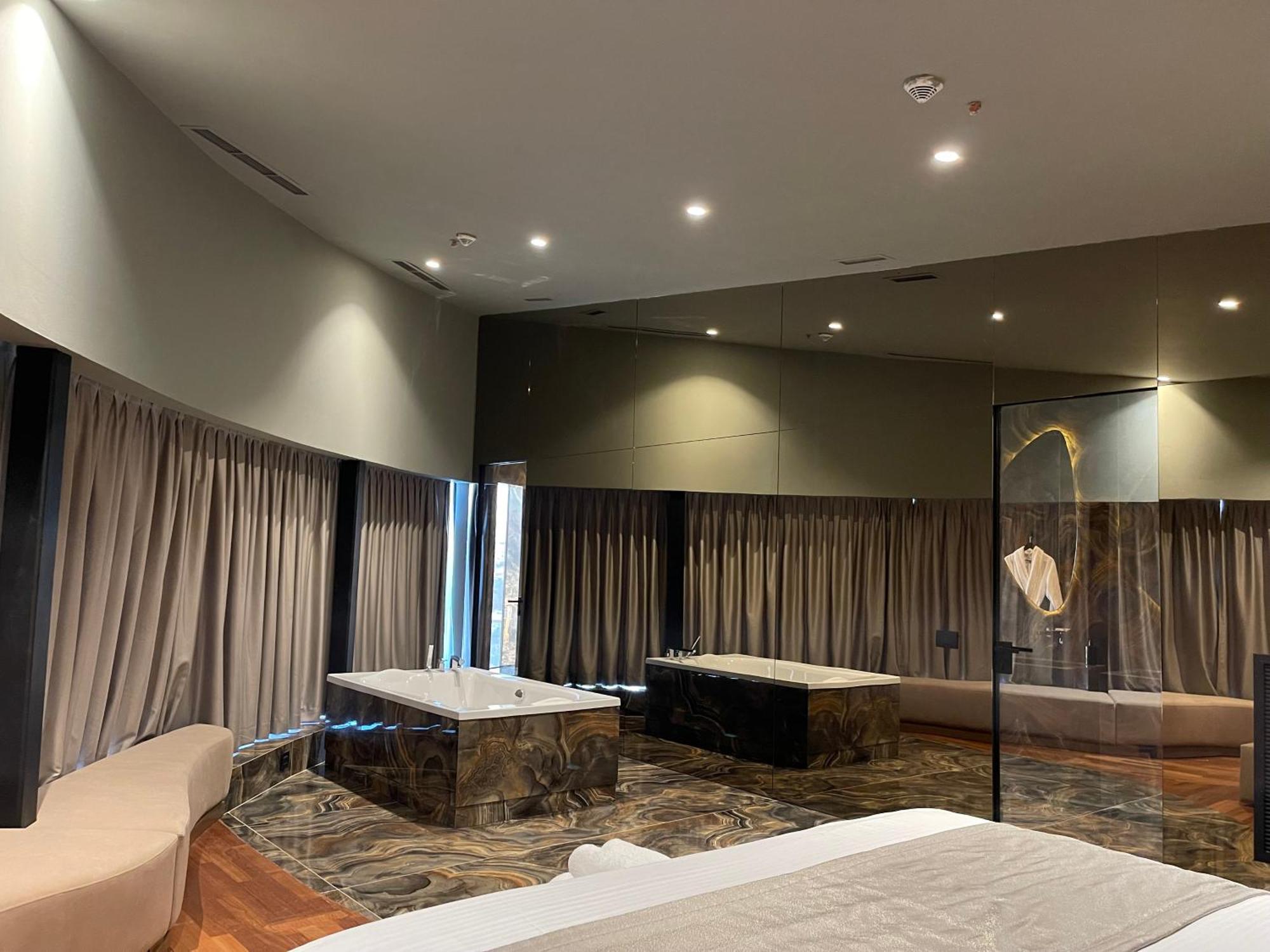 Arka Art Hotel Тирана Екстериор снимка A suite at the hotel