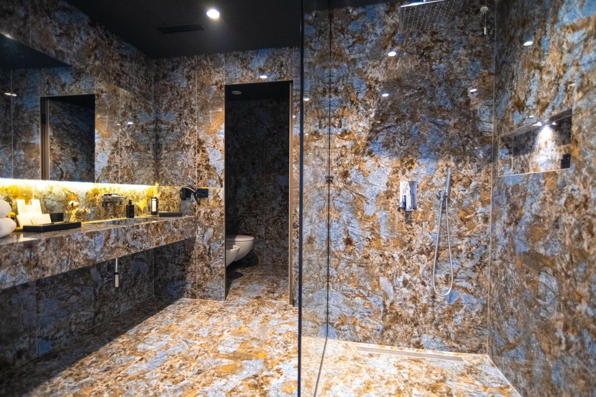 Arka Art Hotel Тирана Екстериор снимка Bathroom in the hotel