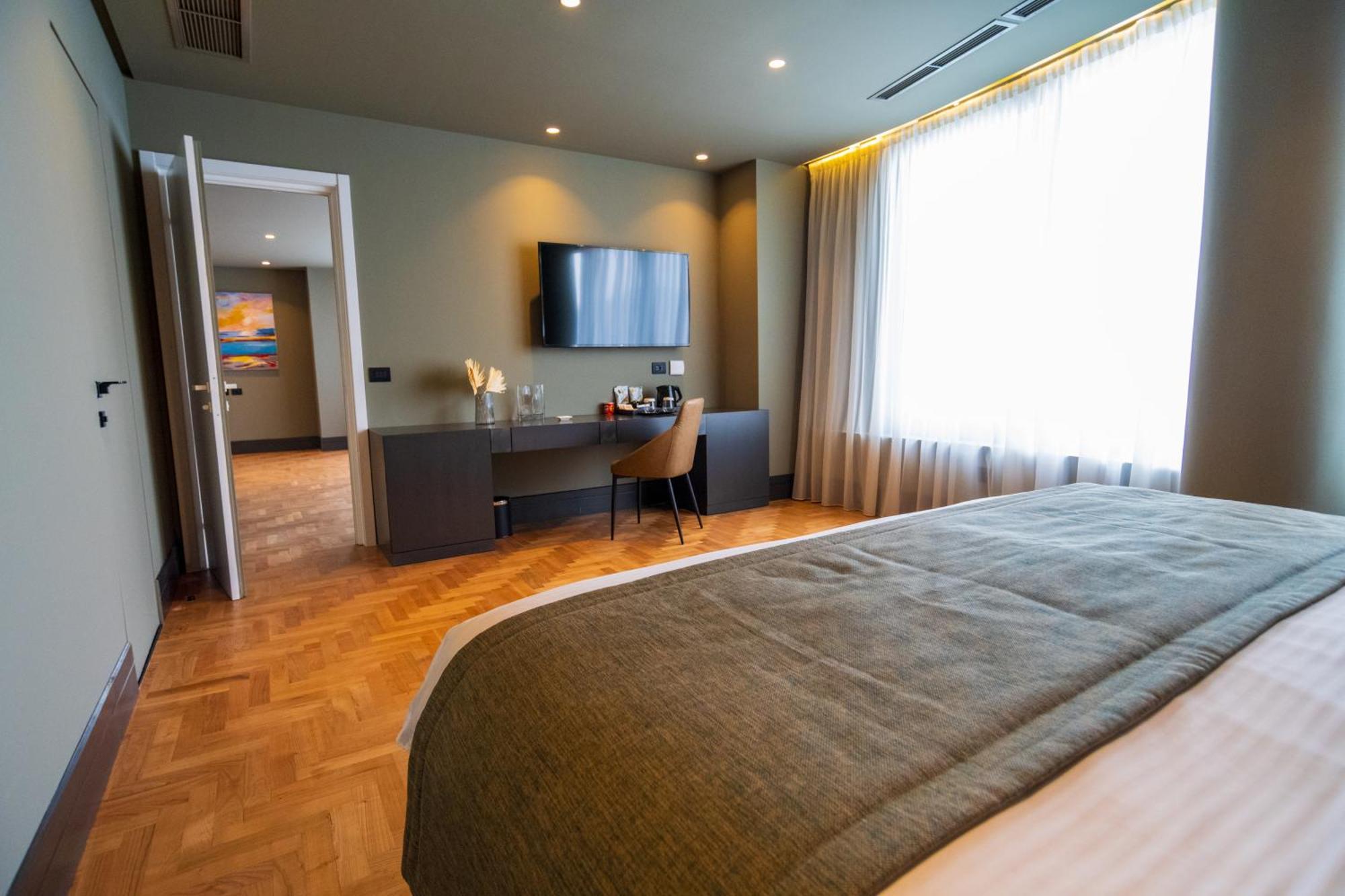 Arka Art Hotel Тирана Екстериор снимка A room at the hotel