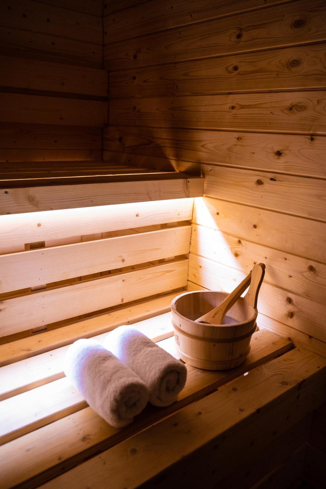 Arka Art Hotel Тирана Екстериор снимка Sauna bucket and ladle