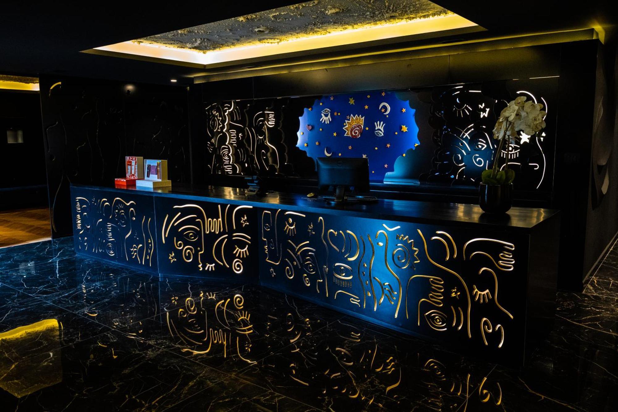 Arka Art Hotel Тирана Екстериор снимка The reception desk at the hotel