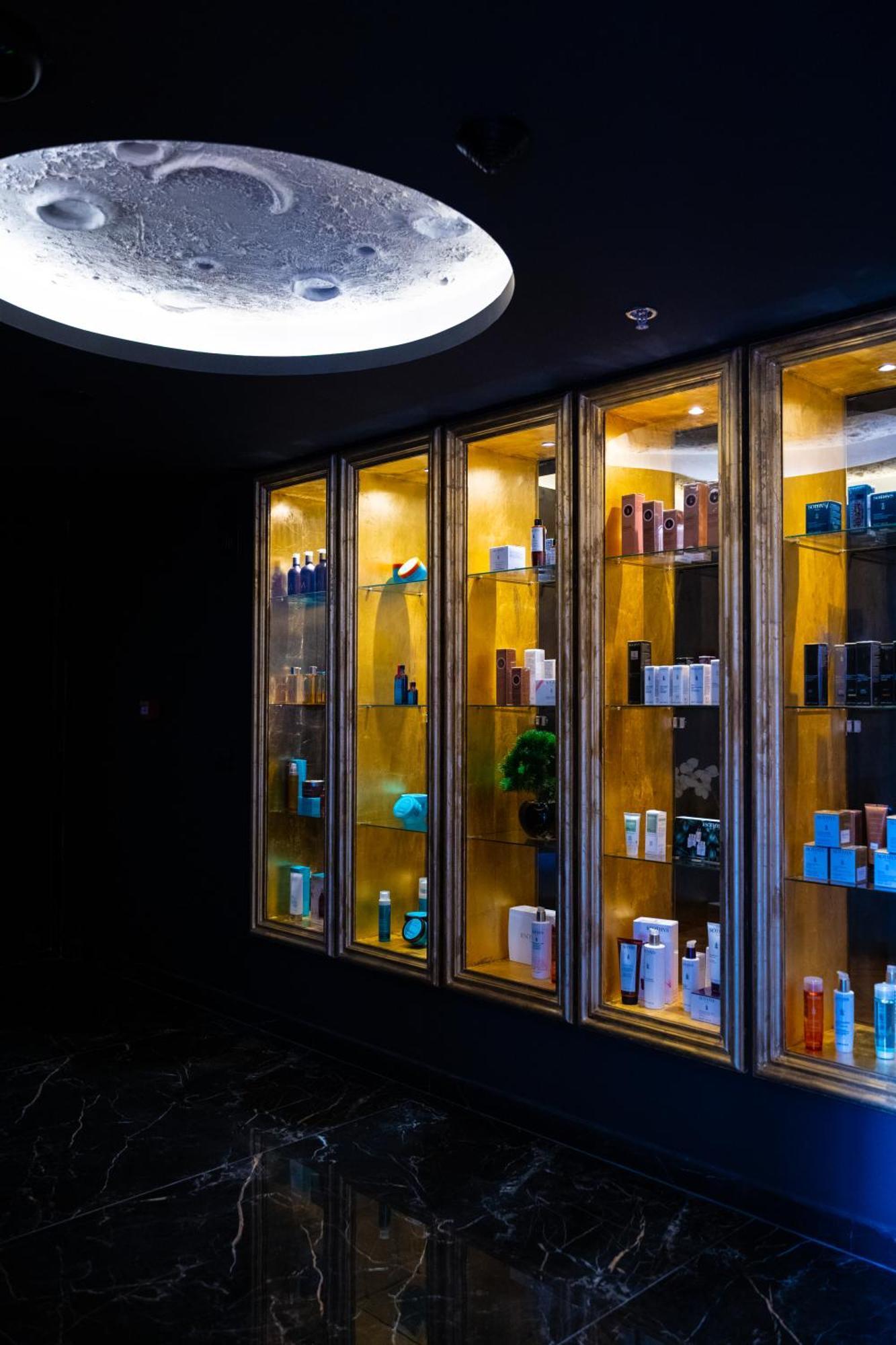 Arka Art Hotel Тирана Екстериор снимка A display of products at a salon