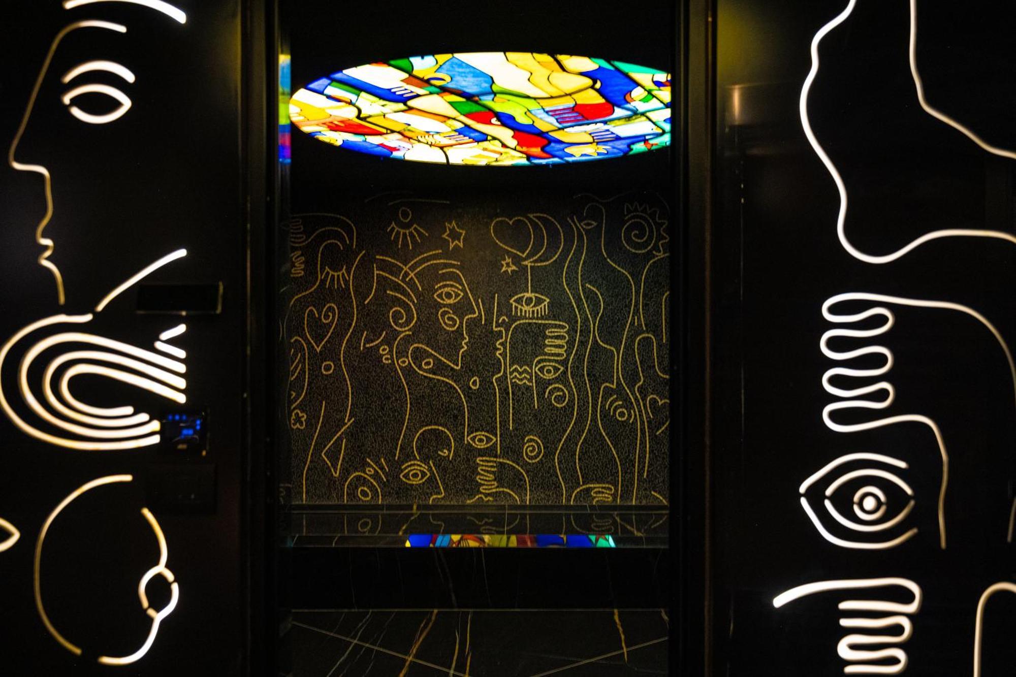 Arka Art Hotel Тирана Екстериор снимка The stained glass window in the elevator