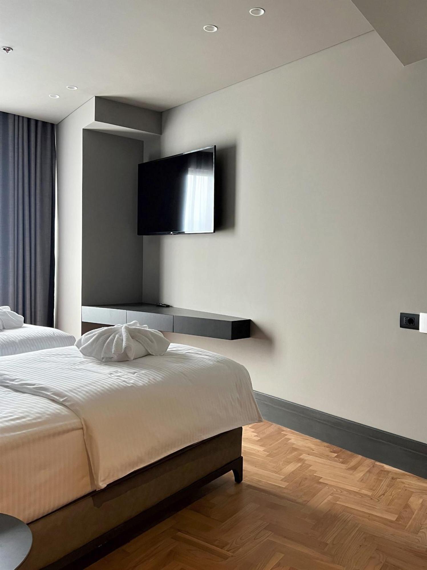 Arka Art Hotel Тирана Екстериор снимка A room at the hotel