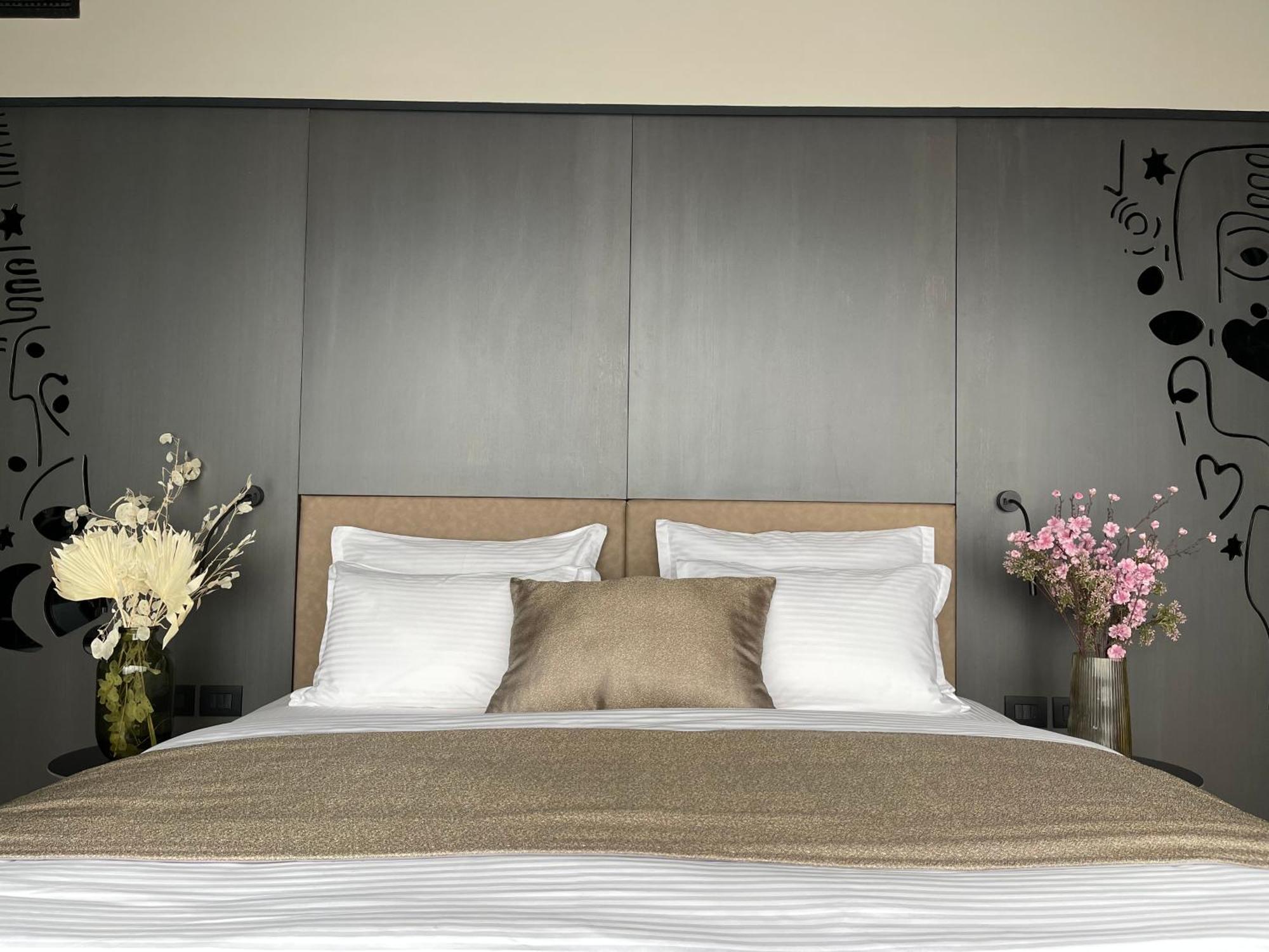 Arka Art Hotel Тирана Екстериор снимка A bedroom