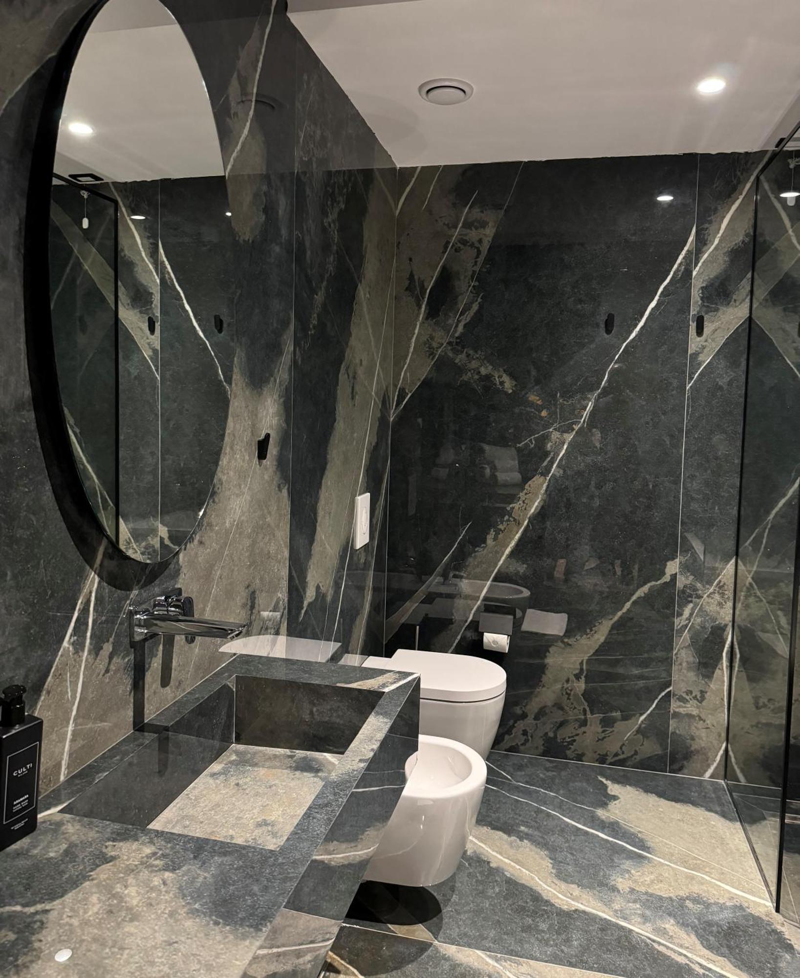 Arka Art Hotel Тирана Екстериор снимка Bathroom in the house