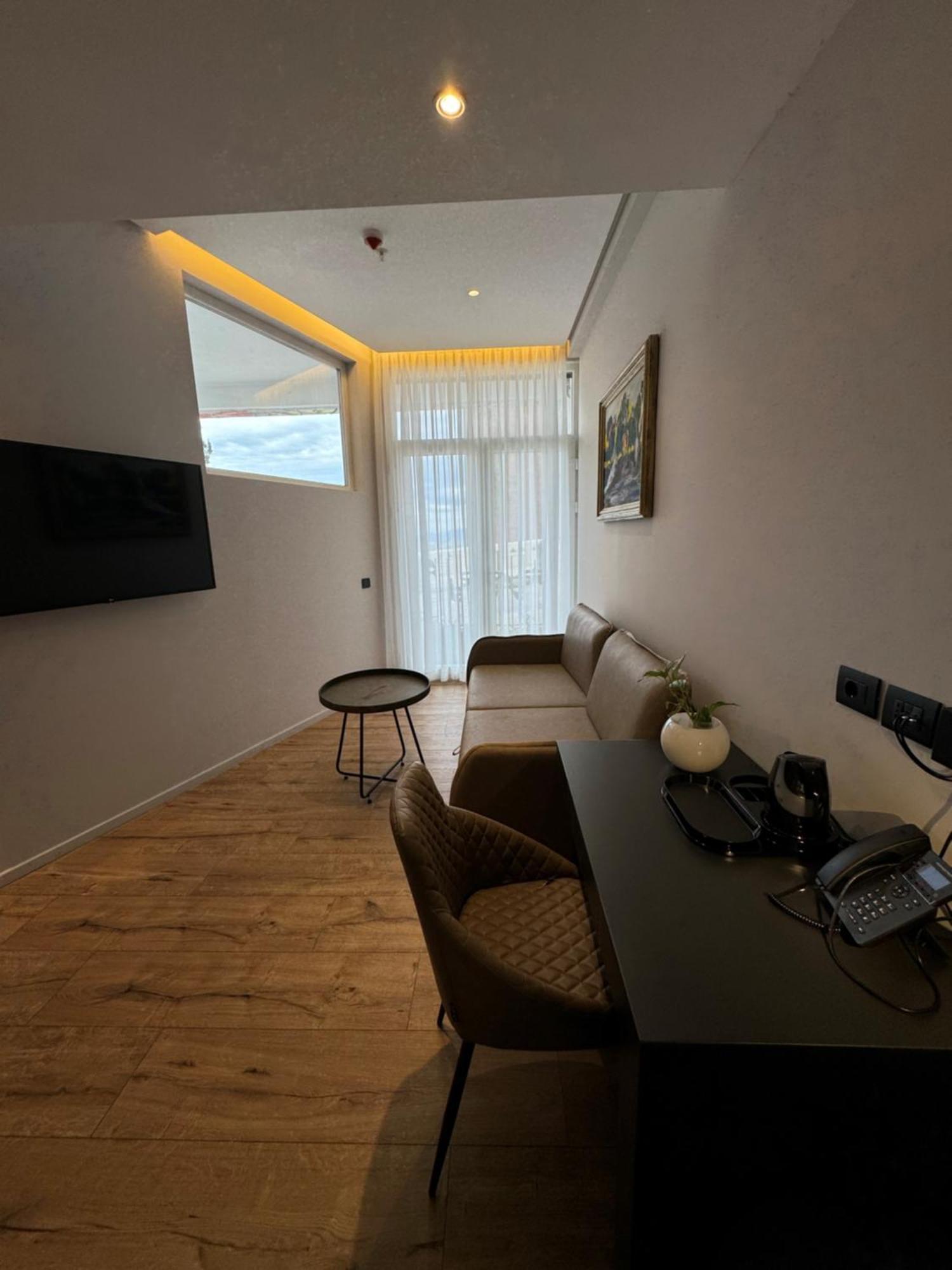 Arka Art Hotel Тирана Екстериор снимка A room at the hotel